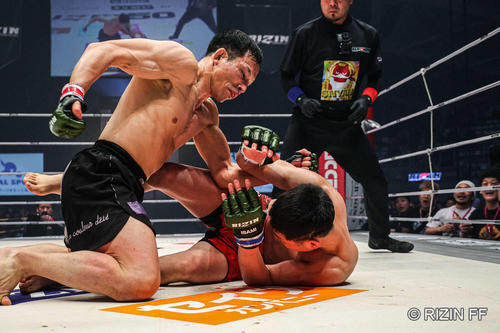 上からパンチを振るう魚井フルスイング(左)(C)RIZIN FF