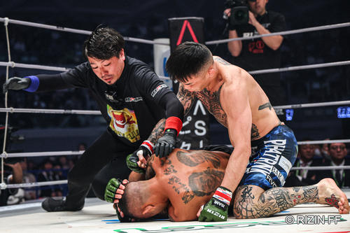 パウンドアウトでTKO勝ちする萩原京平(C)RIZIN FF