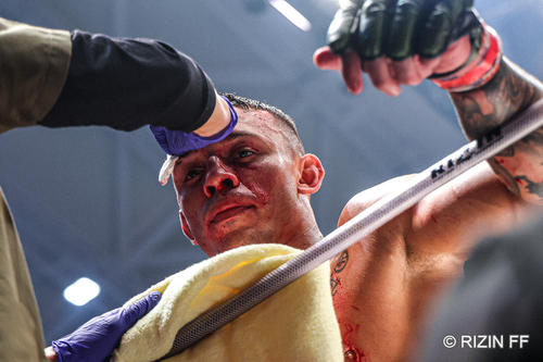 出血のチェックを受けるルイス・グスタボ(C)RIZIN FF