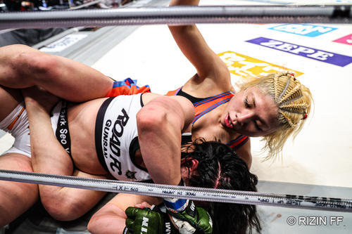 パウンドを見舞う万智(C)RIZIN FF