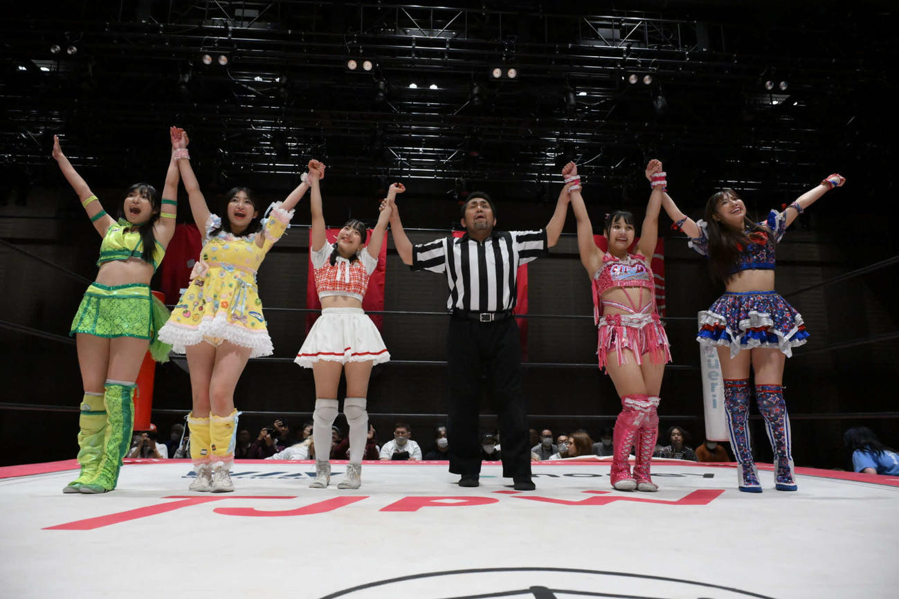 10人タッグで勝利した（左から）鈴木志乃、らく、高見汐珠（松井レフェリー）渡辺未詩、荒井優希