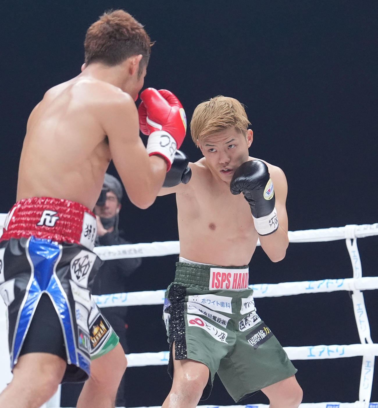 ジェルサレムにパンチを放つ重岡（右）（撮影・森本幸一）