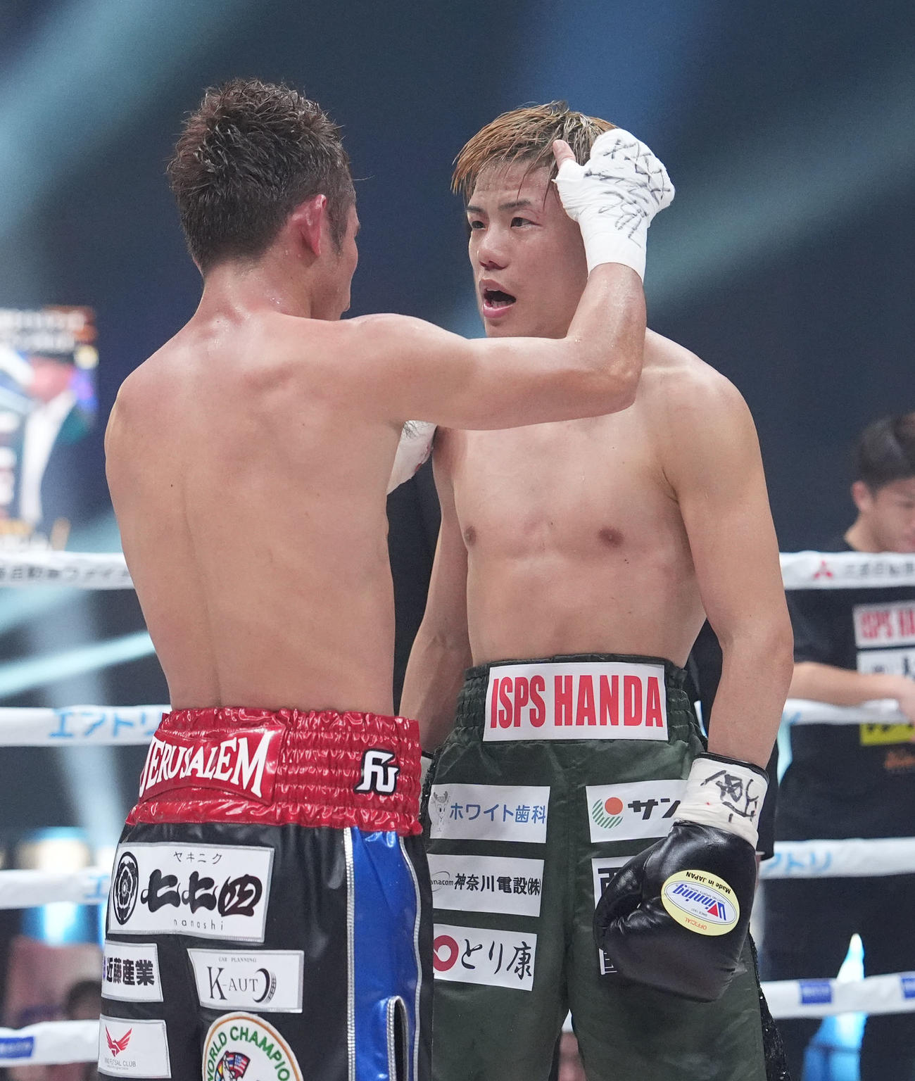 ジェルサレムに3ー0の判定で敗れた重岡（右）（撮影・森本幸一）