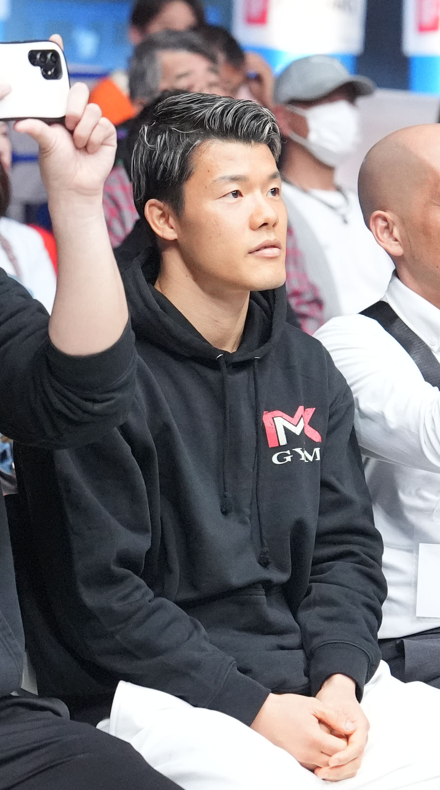亀田正毅の試合を見つめる亀田和毅（撮影・森本幸一）