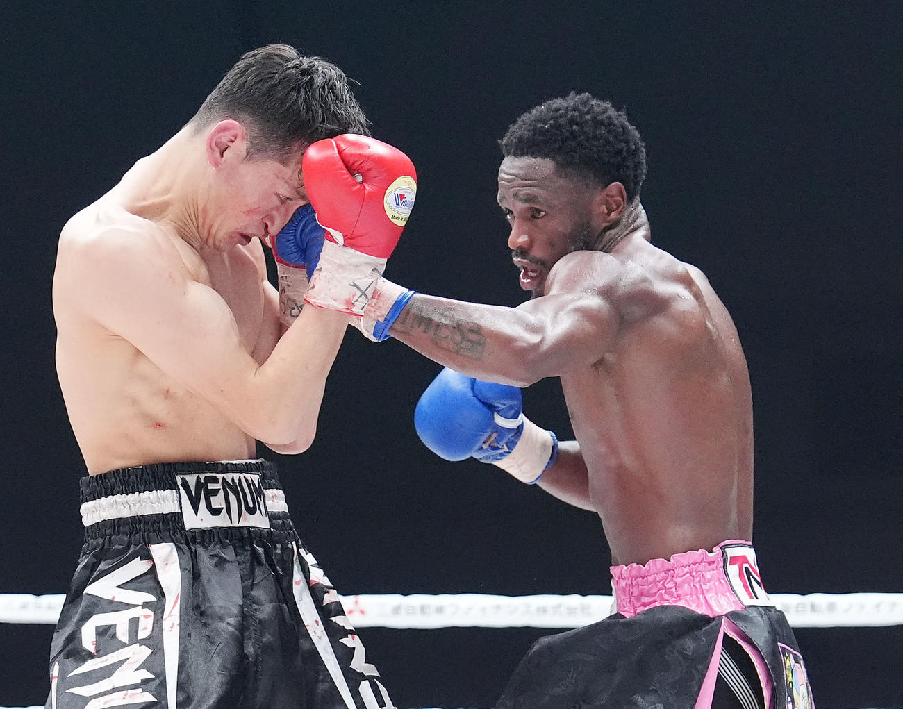 5回、ナスイウラにパンチを放つ亀田（右）（撮影・森本幸一）