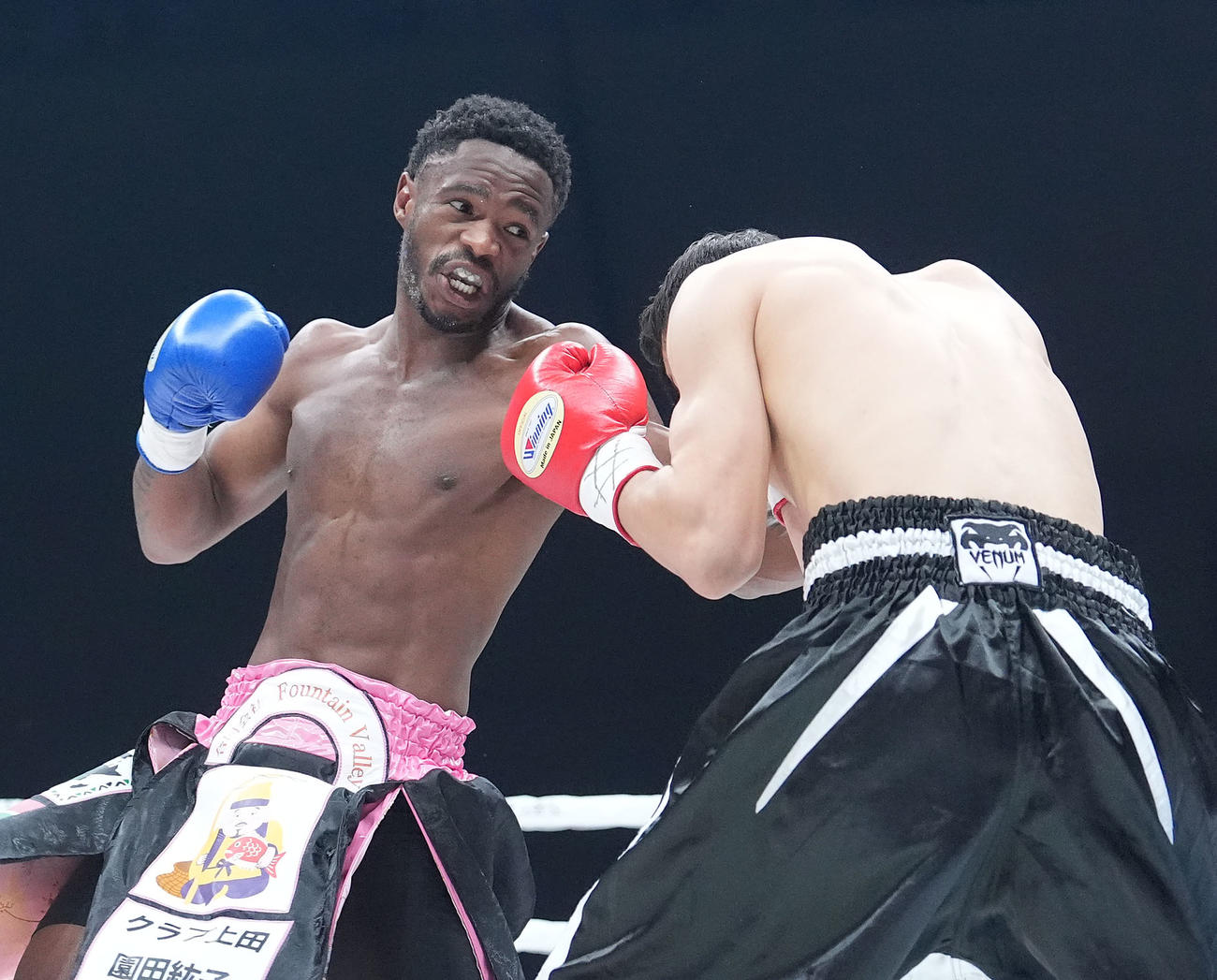 1回、ナスイウラにパンチを放つ亀田（左）（撮影・森本幸一）
