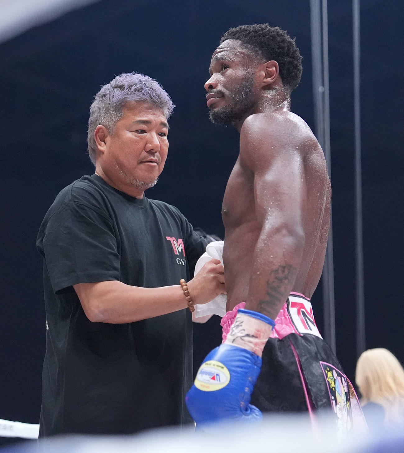 亀田正毅の汗を拭く亀田史郎トレーナー（左）（撮影・森本幸一）