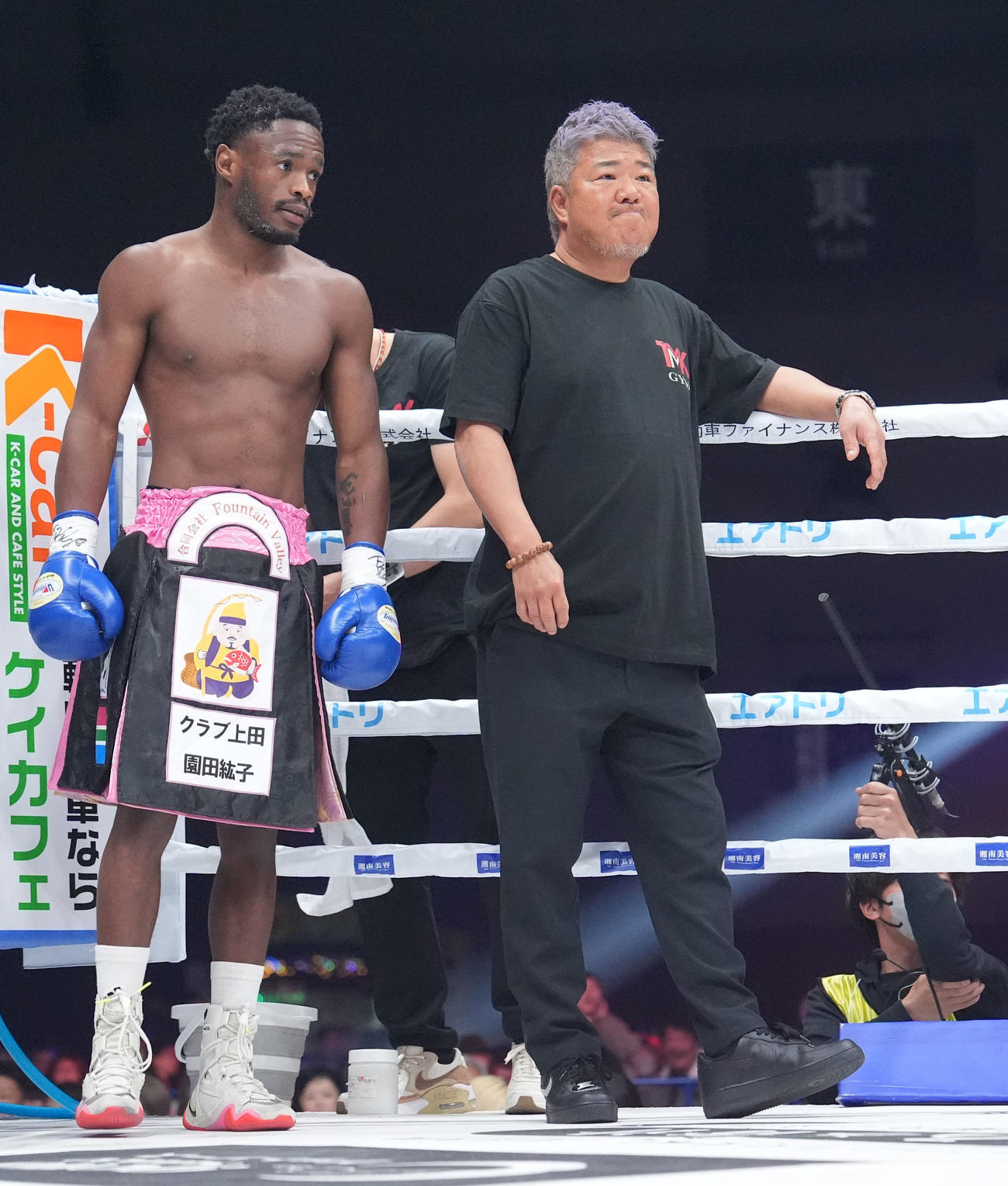 亀田正毅のセコンドにつく亀田史郎トレーナー（右）（撮影・森本幸一）