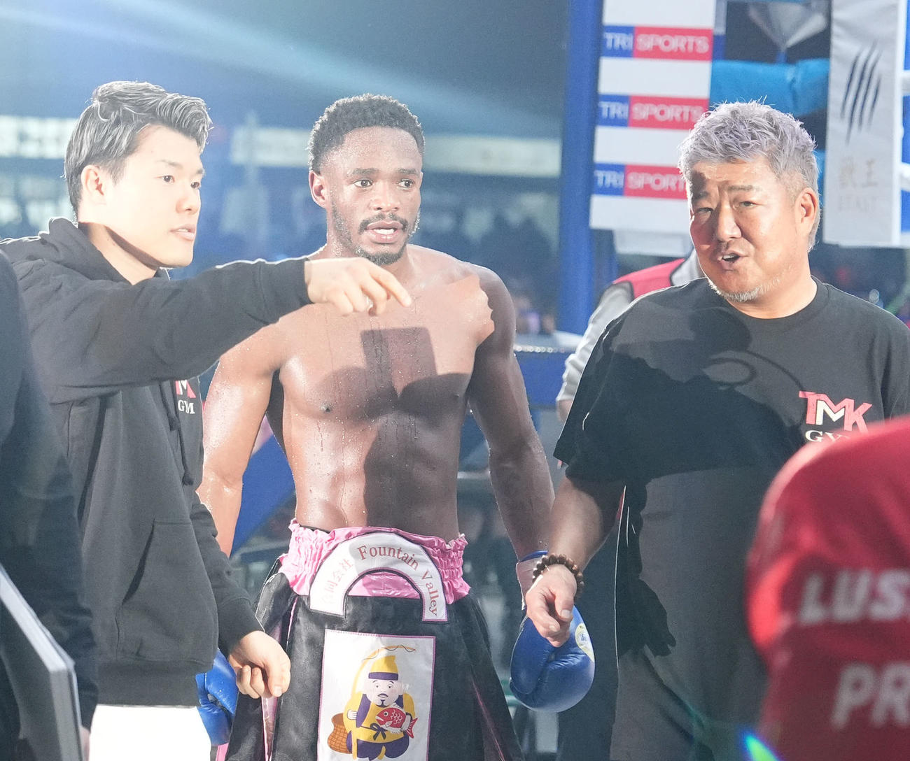 デビュー戦を勝利し引き揚げる、左から亀田和毅、亀田正毅、亀田史郎トレーナー（撮影・森本幸一）