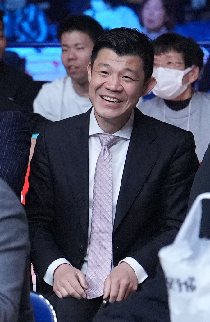 亀田正毅の試合を見つめる亀田興毅ファウンダー（撮影・森本幸一）