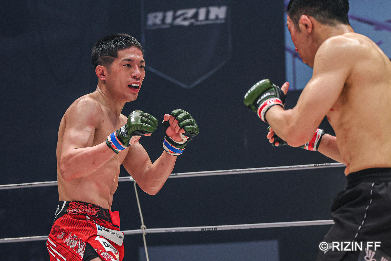 魚井フルスイング（左）と向き合う赤田プレイボイ功輝（C）RIZIN FF