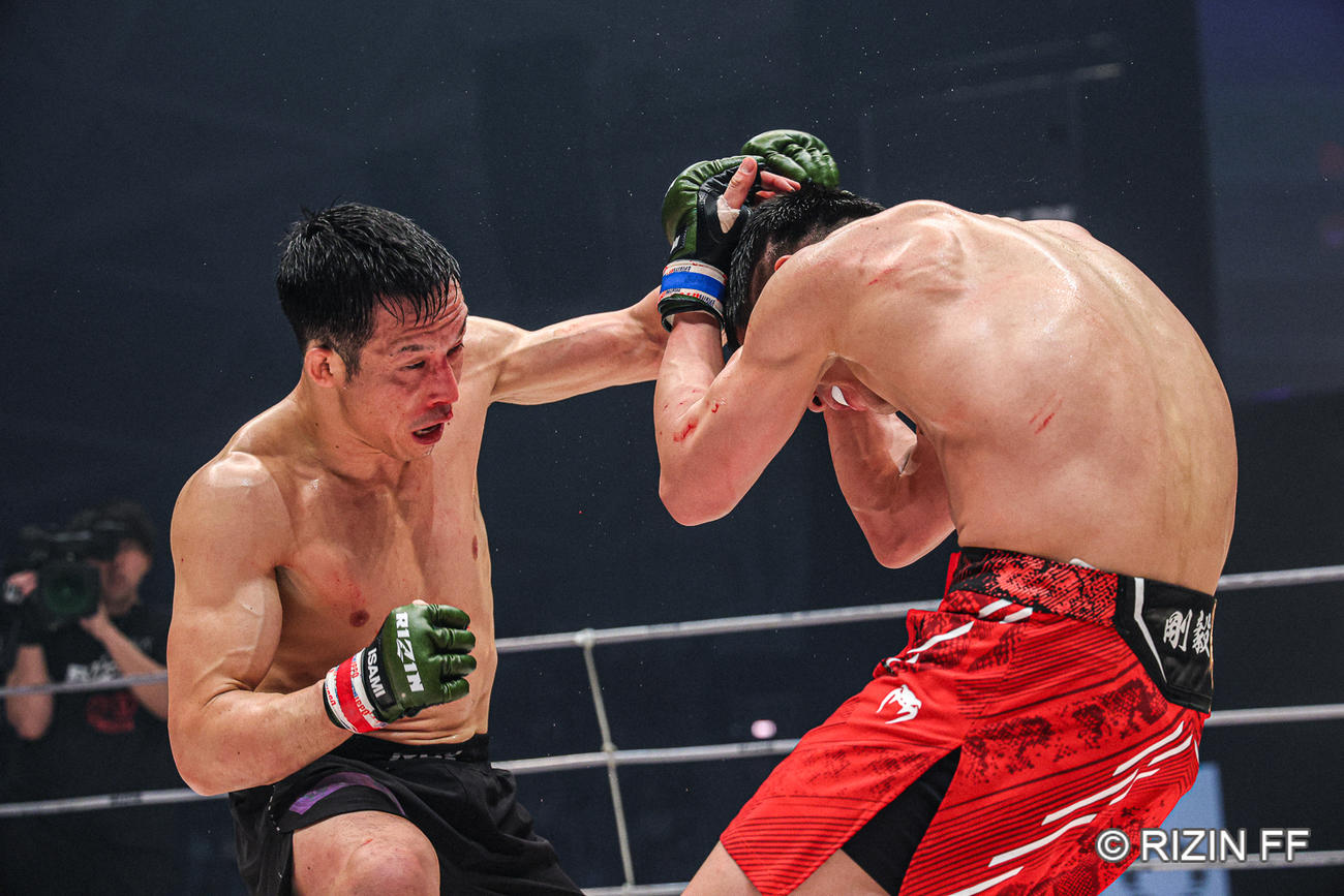 魚井フルスイング（左）のパンチを防ぐ赤田プレイボイ功輝（C）RIZIN FF