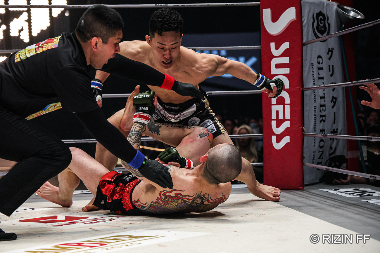 パウンドアウトでTKO勝ちする木村柊也（C）RIZIN FF