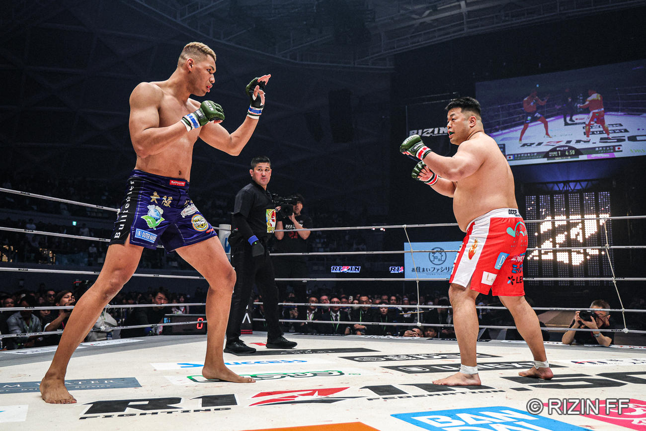 向き合うエドポロキング（左）と酒井リョウ（C）RIZIN FF