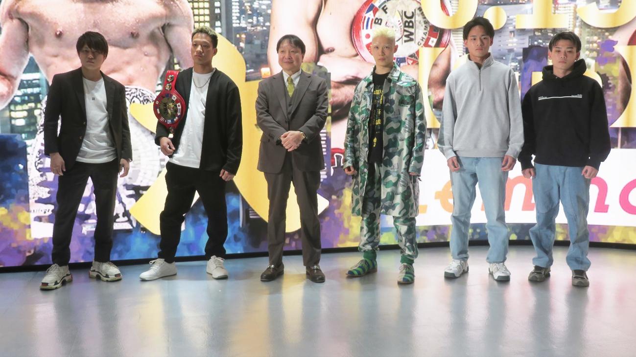 大橋ジム初の大阪での自主興行に出場する選手ら関係者。左端から桑原拓、中嶋一輝、大橋秀行会長、大嶋剣心、坂井優太、田中将吾