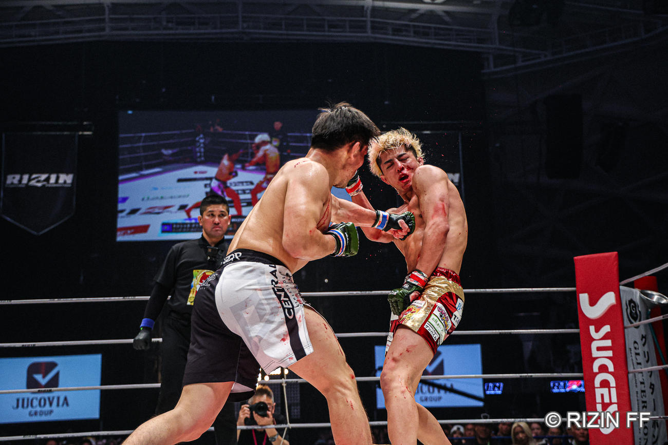 パンチを見舞うダウトベック（C）RIZIN FF