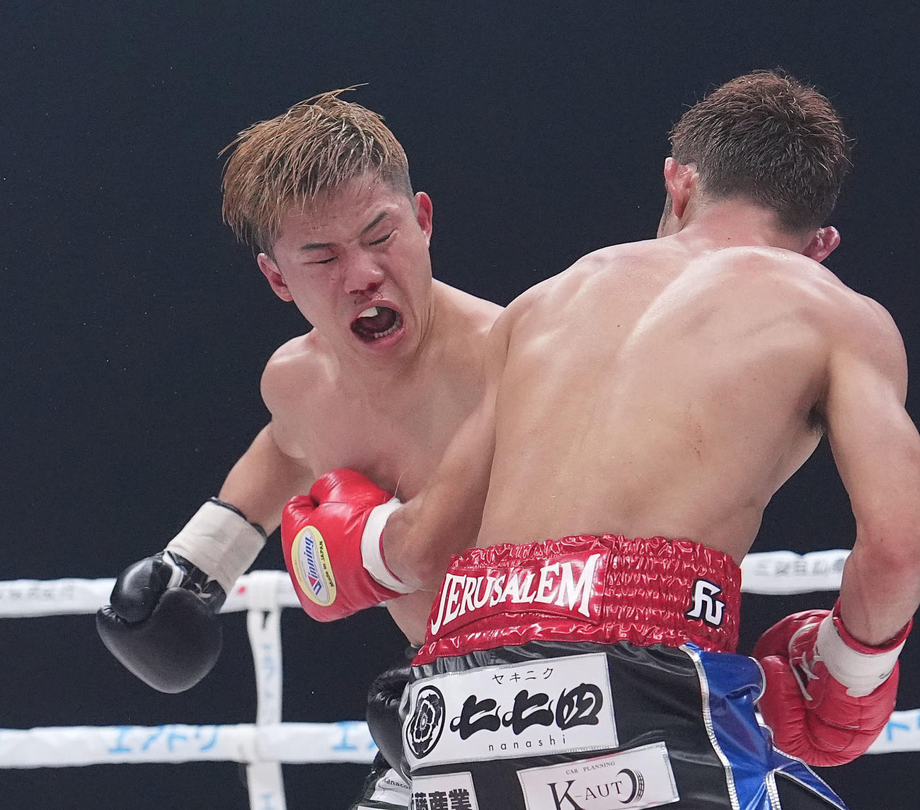 12回、ジェルサレムと打ち合う重岡（左）（撮影・森本幸一）