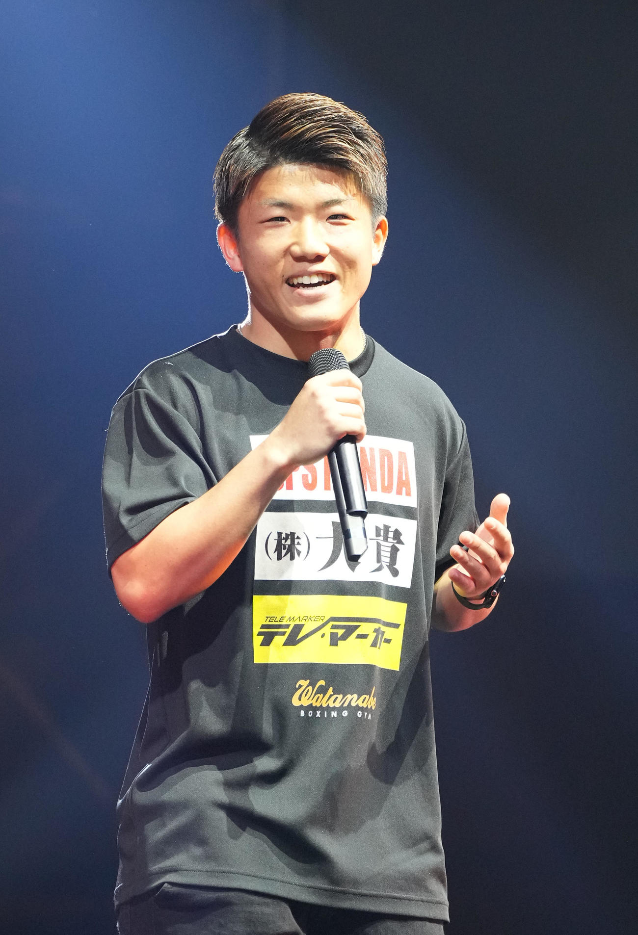 再戦が決まり会場にサプライズ登場し話をする重岡銀次朗（撮影・森本幸一）
