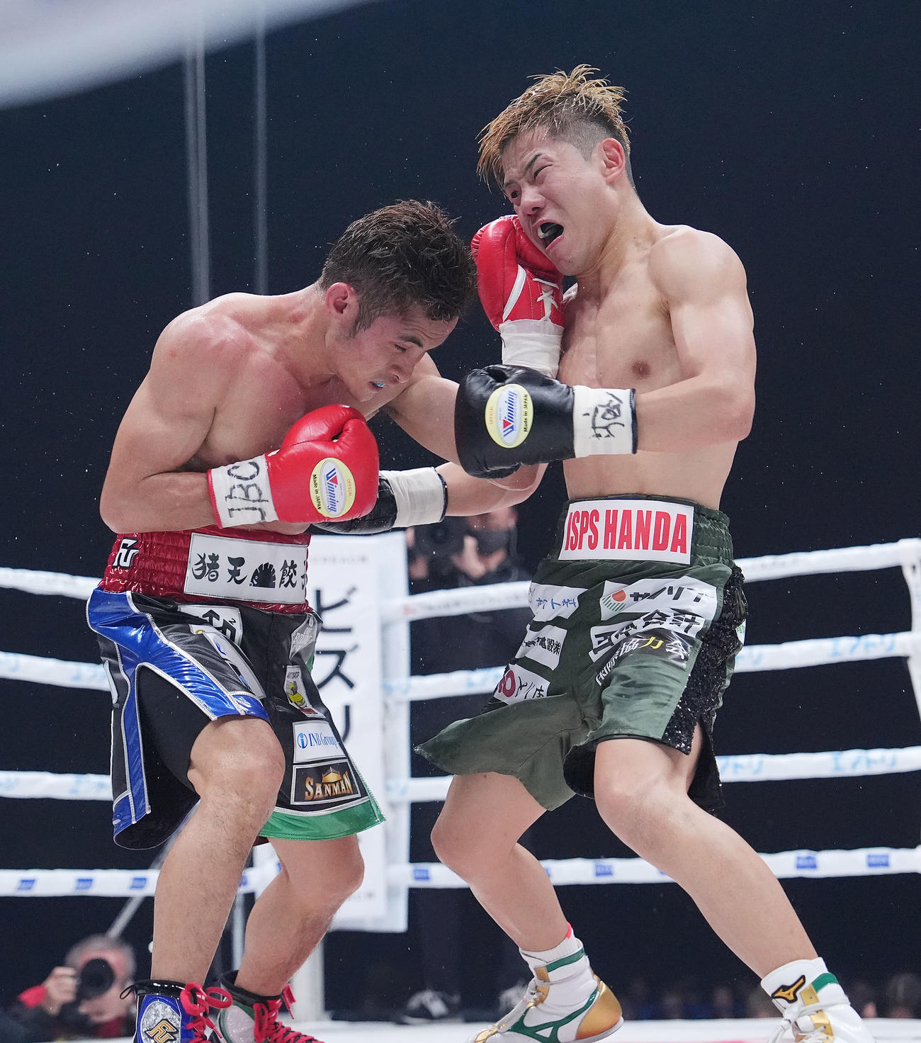 9回、ジェルサレムと打ち合う重岡（右）（撮影・森本幸一）