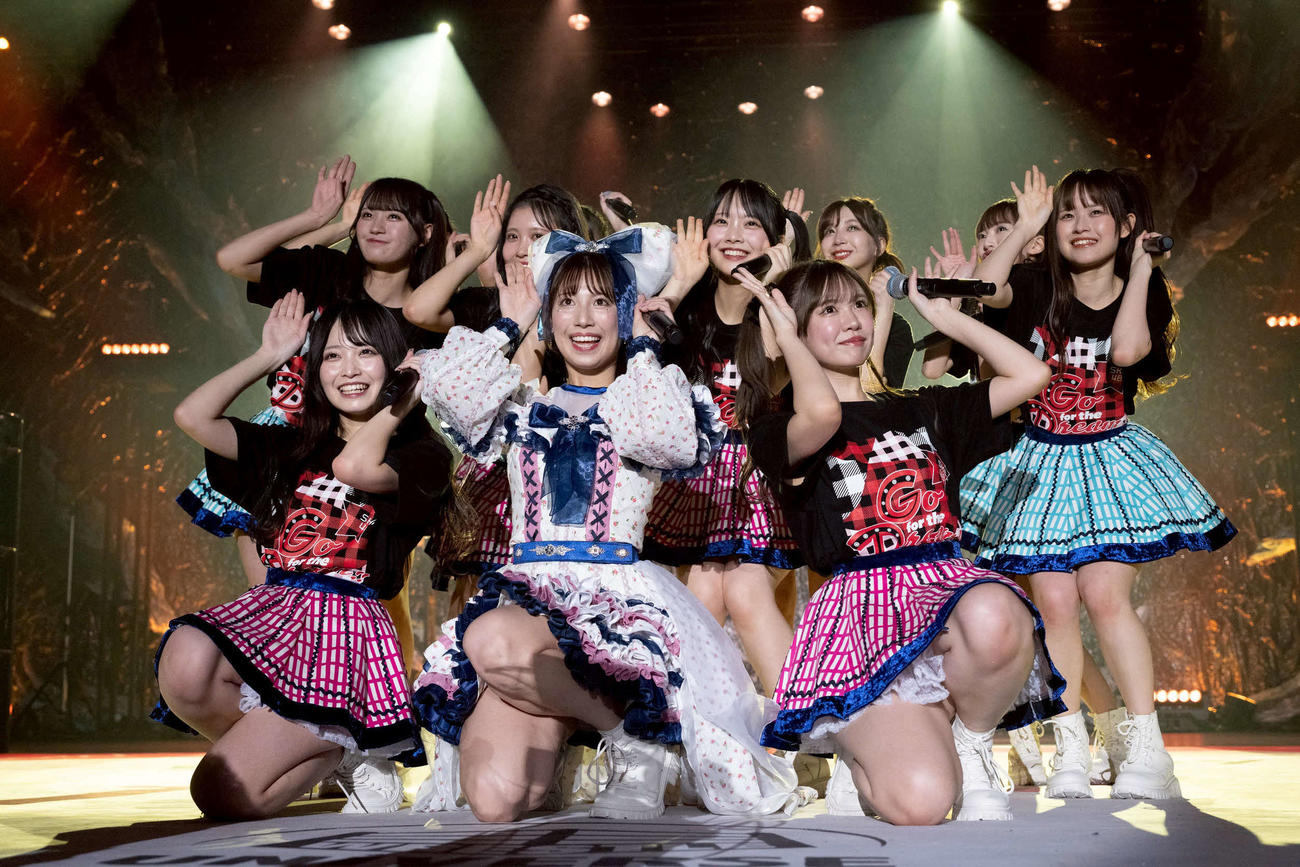 SKE48のライブで熱唱した荒井優希（中央）