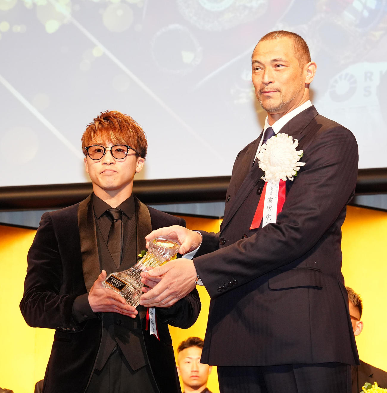 年間表彰式で室伏広治スポーツ庁長官（右）と写真に納まる最優秀選手賞の井上尚（撮影・江口和貴）