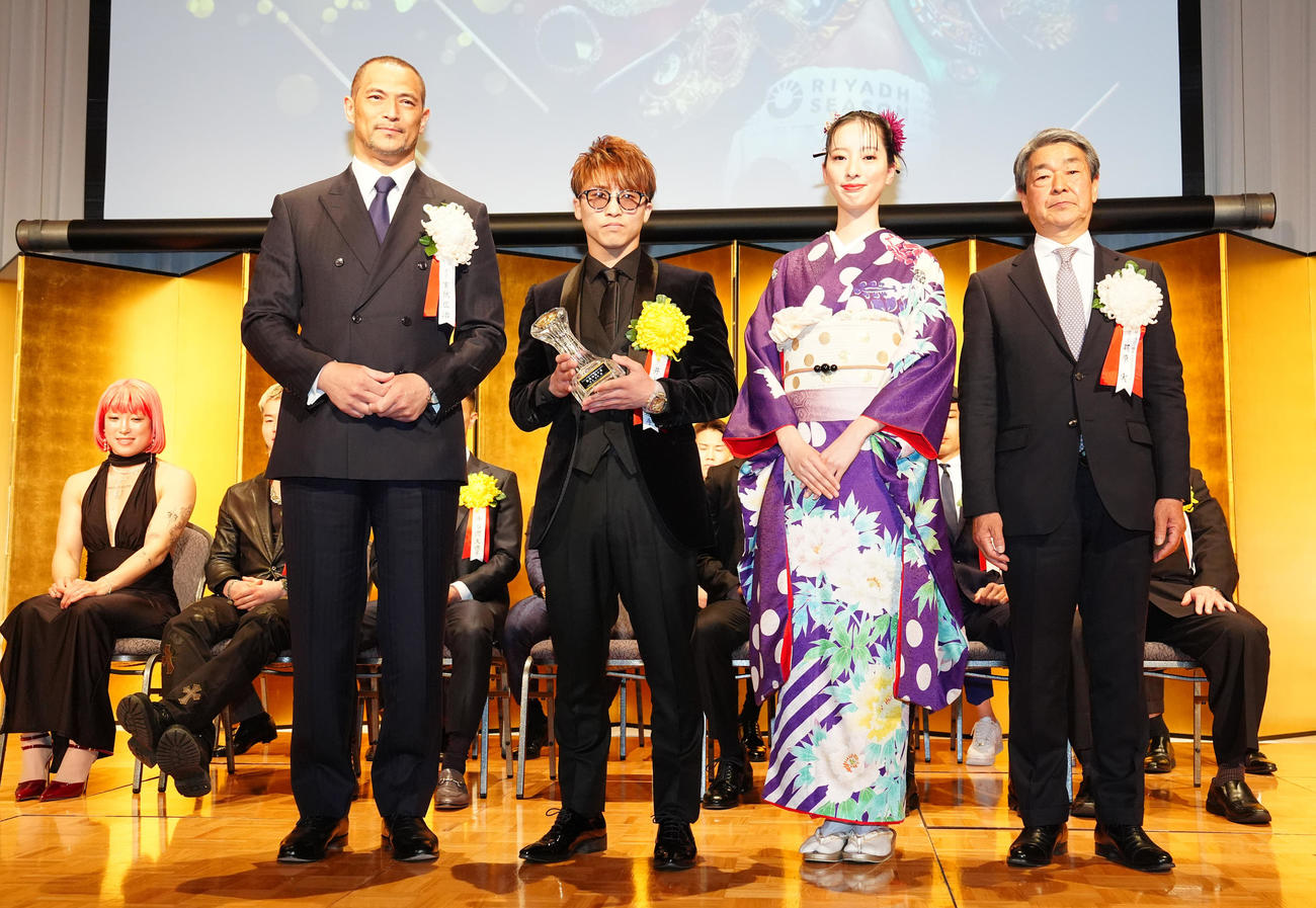 年間表彰式で写真に納まる最優秀選手賞の井上尚（左から2人目）。左端は室伏広治スポーツ庁長官（撮影・江口和貴）