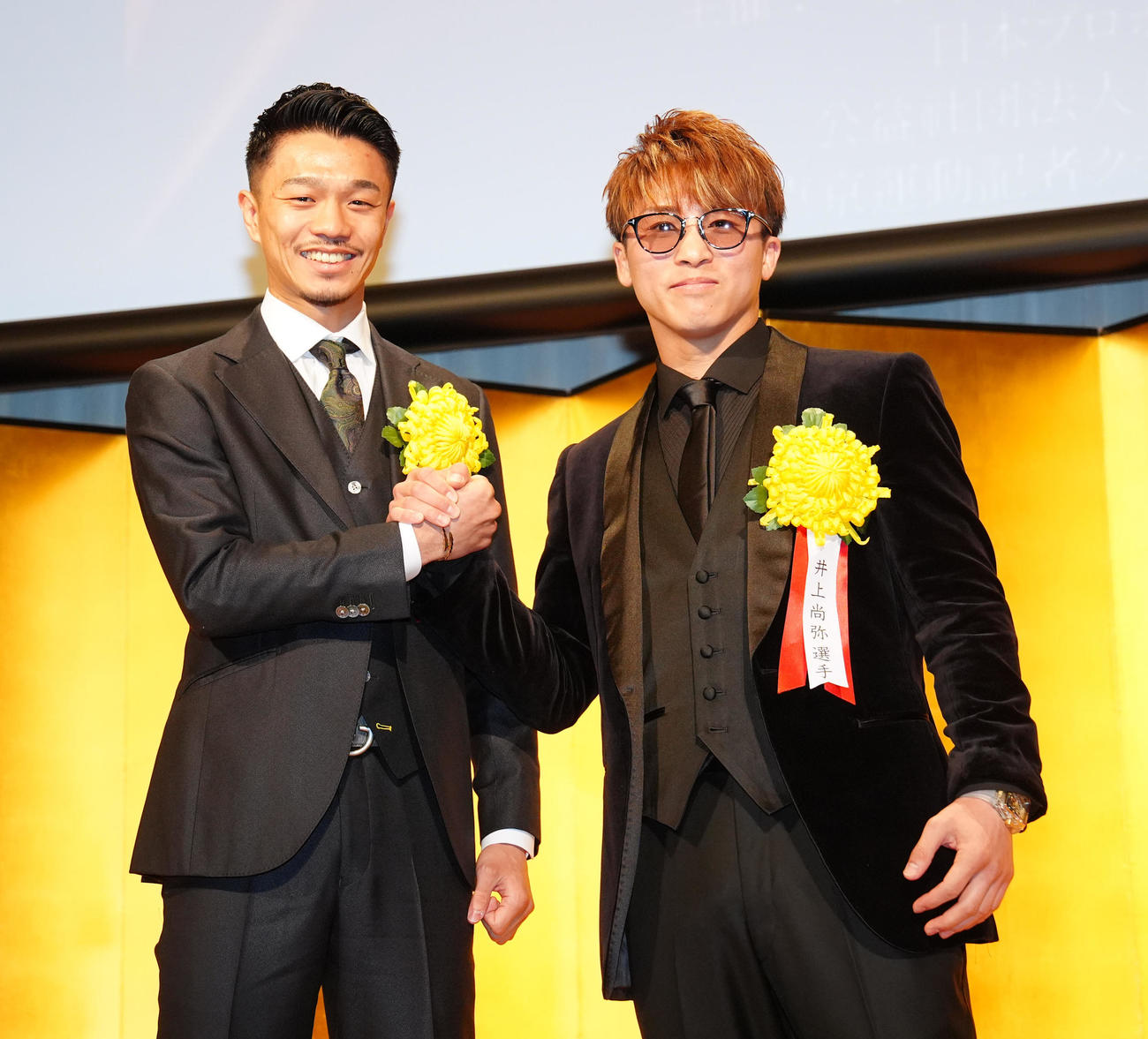 年間表彰式で握手を交わす最優秀選手賞の井上尚弥（右）と技能賞の中谷潤人（撮影・江口和貴）