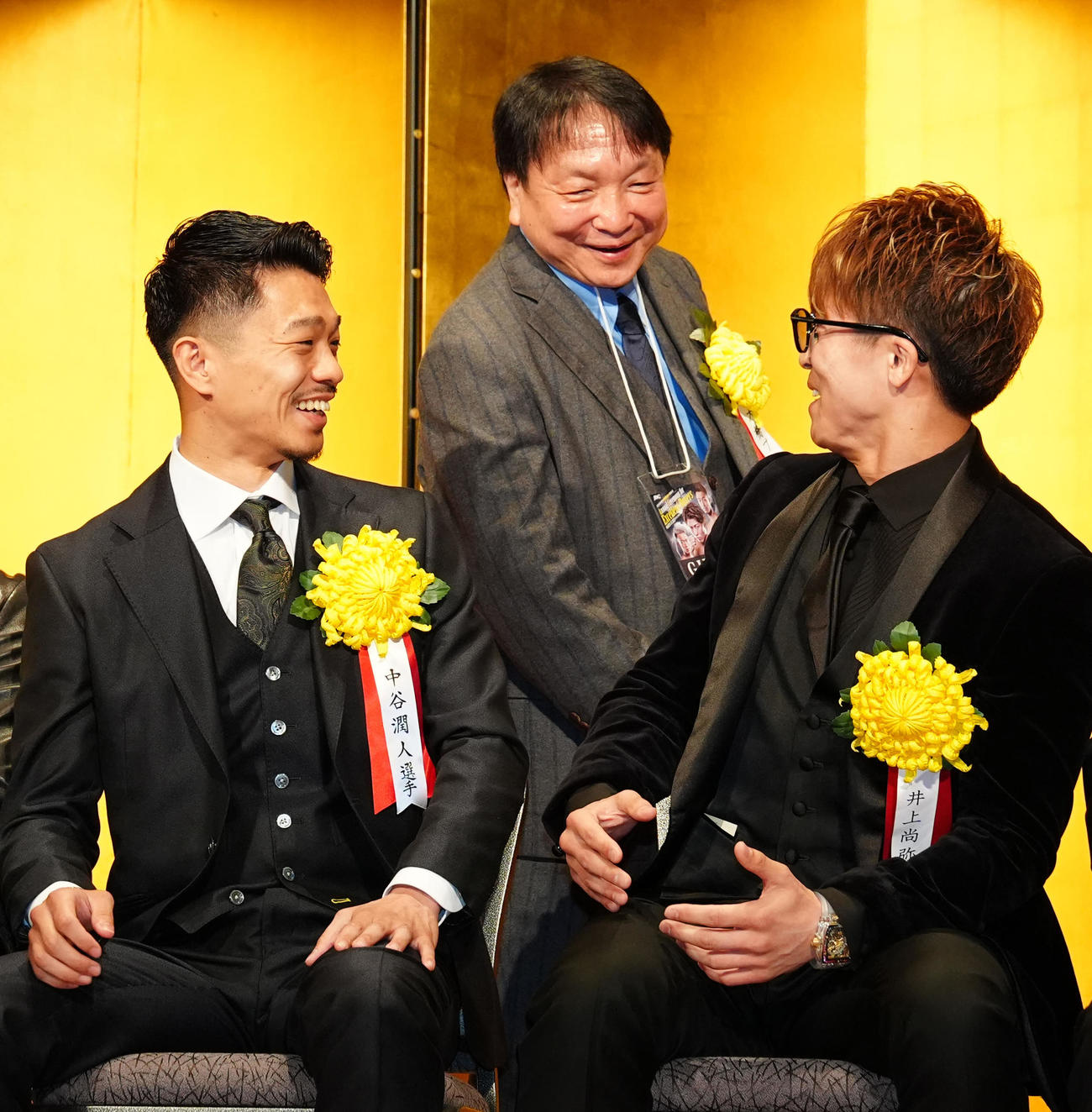 年間表彰式での壇上で大橋会長（中央）と言葉を交わす井上尚（右）と中谷（撮影・江口和貴）