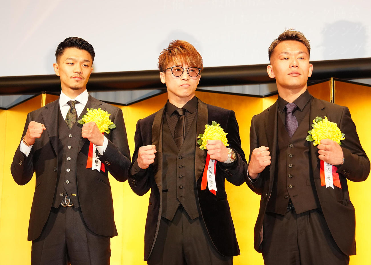 年間表彰式で写真に納まる最優秀選手賞の井上尚（中央）ら。左は技能賞の中谷、右は殊勲賞の堤（撮影・江口和貴）