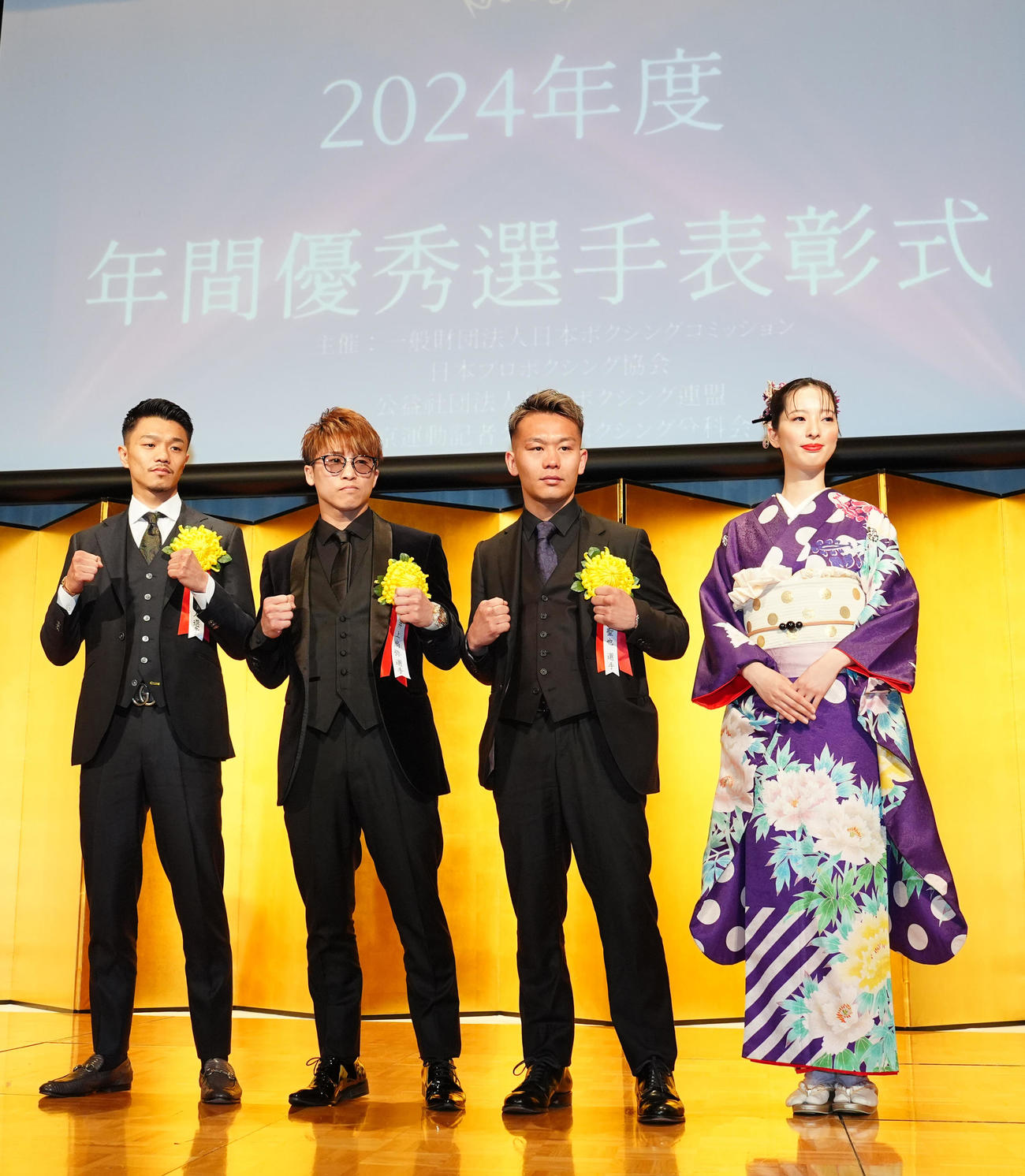 年間表彰式で写真に納まる最優秀選手賞の井上尚（左から2人目）ら。左端は技能賞の中谷、左から3人目は殊勲賞の堤（撮影・江口和貴）