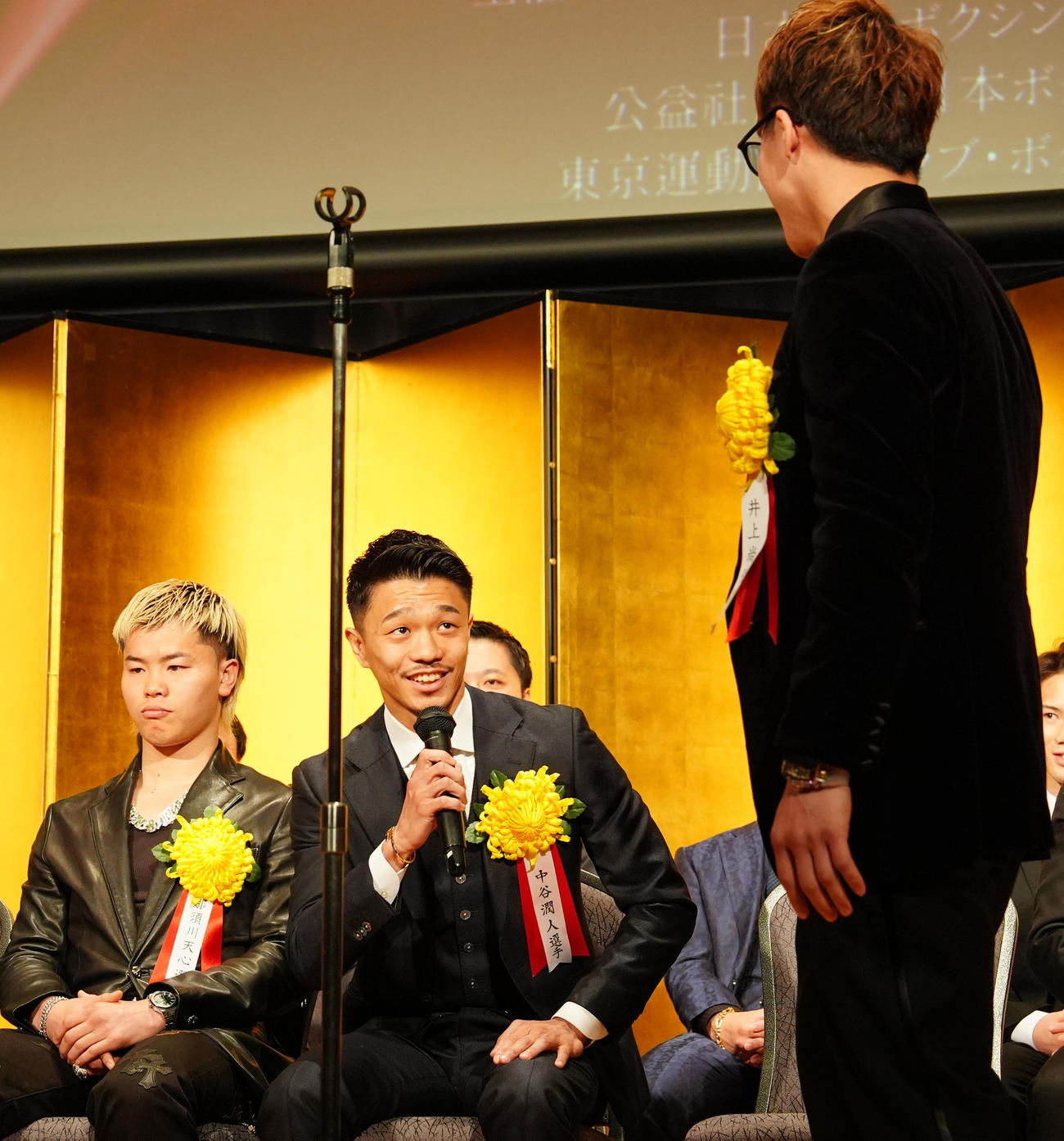 年間表彰式で井上尚（右）に話す中谷。左は那須川（撮影・江口和貴）