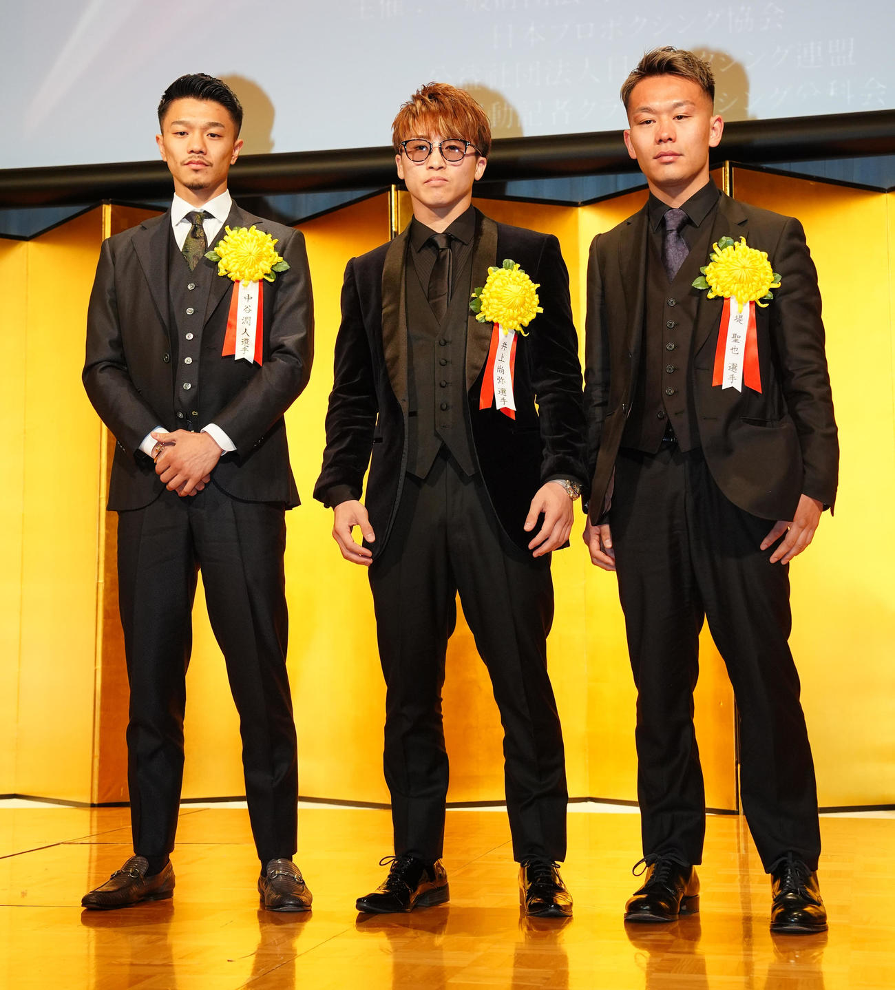年間表彰式で写真に納まる最優秀選手賞の井上尚（中央）ら。左は技能賞の中谷、右は殊勲賞の堤（撮影・江口和貴）