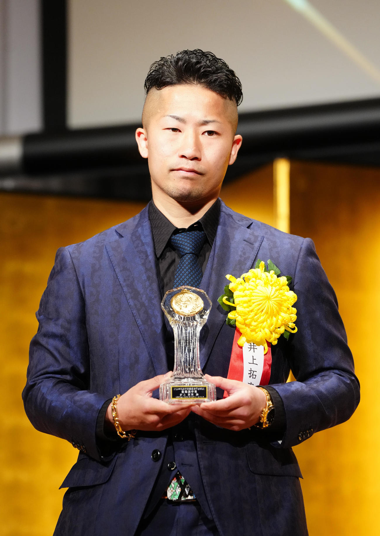 年間表彰式で写真に納まる優秀選手賞の井上拓（撮影・江口和貴）
