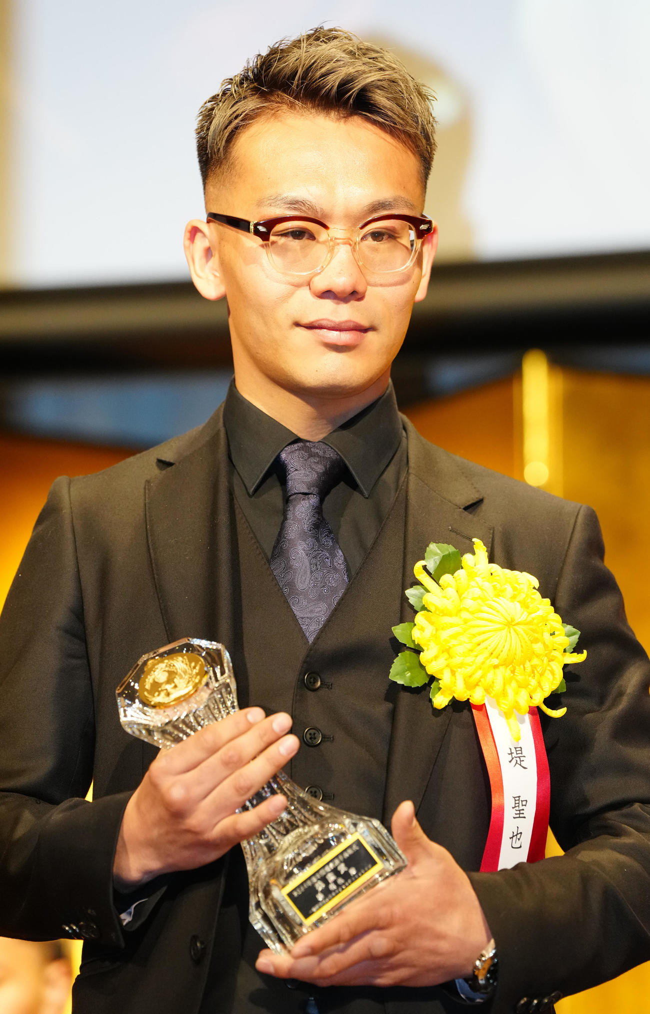年間表彰式で写真に納まる殊勲賞の堤（撮影・江口和貴）