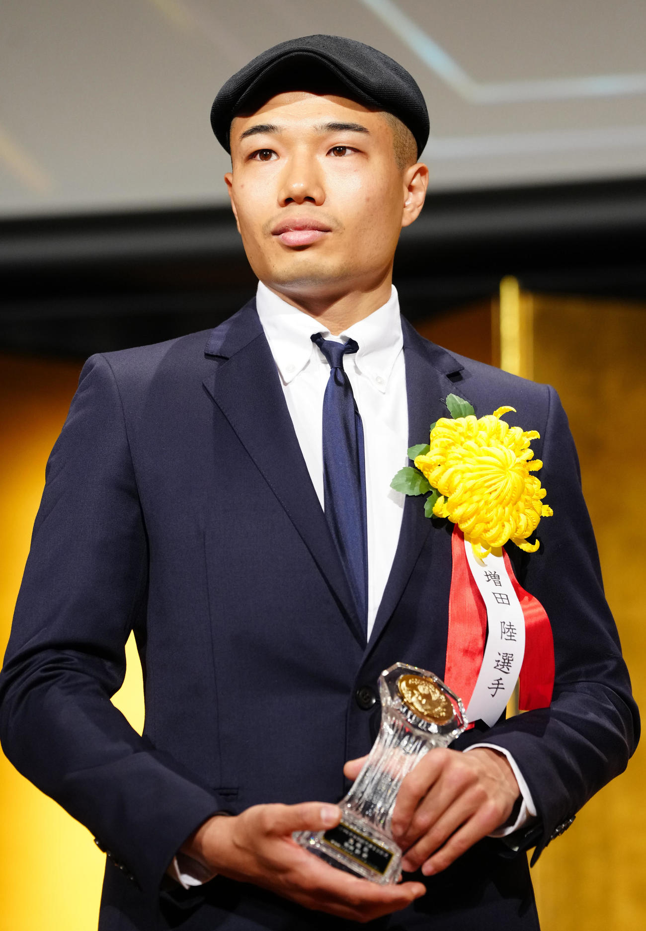 年間表彰式で写真に納まる新鋭賞の増田（撮影・江口和貴）