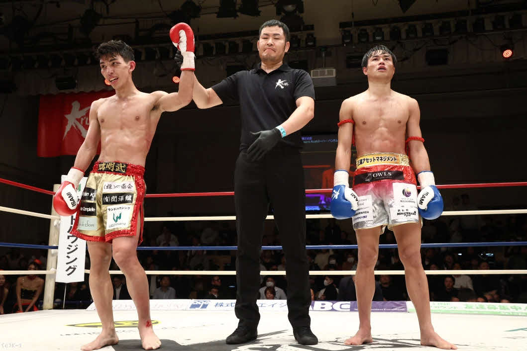 池田幸司に競り勝った璃明武（左）（K－1公式サイトから）