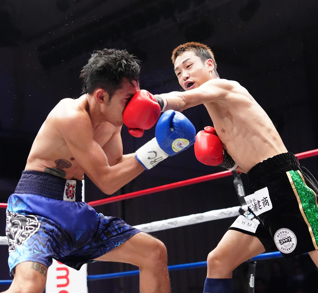 北野武郎対ジェイク・アンパロ　4回、アンパロ（左）にパンチを放つ北野（撮影・江口和貴）