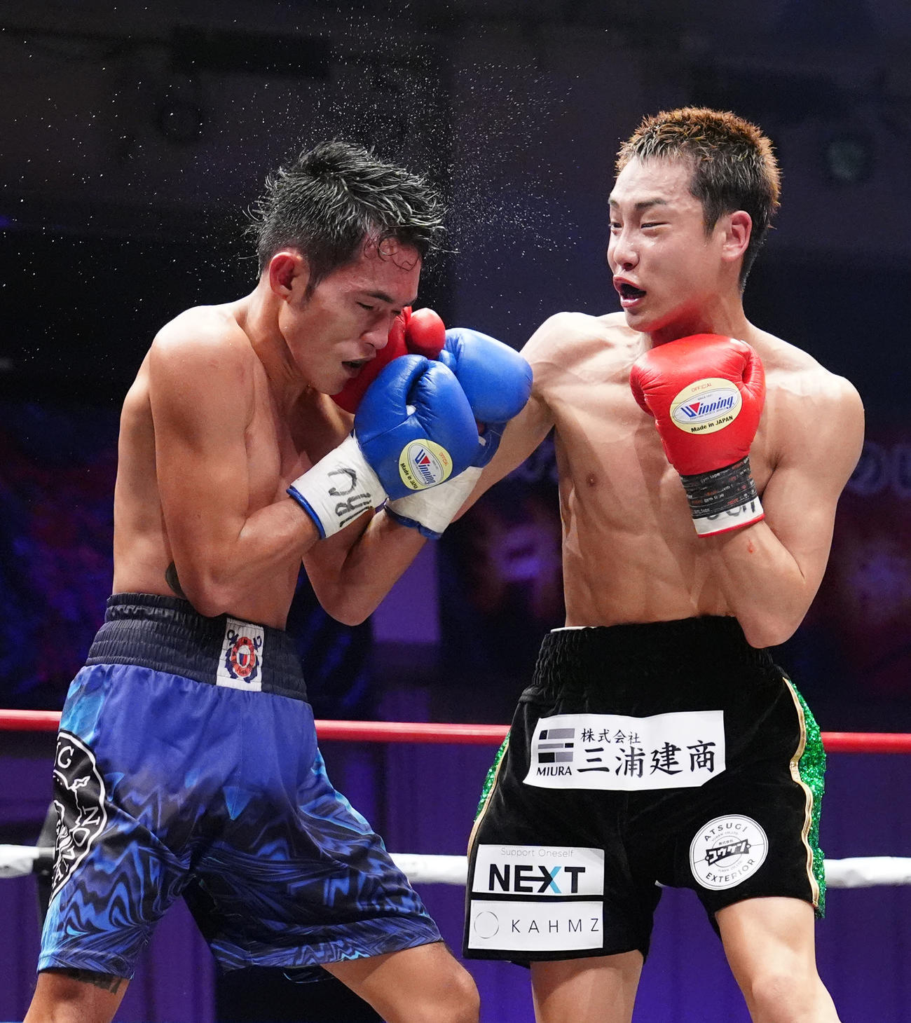 北野武郎対ジェイク・アンパロ　8回、アンパロ（左）にパンチを放つ北野（撮影・江口和貴）