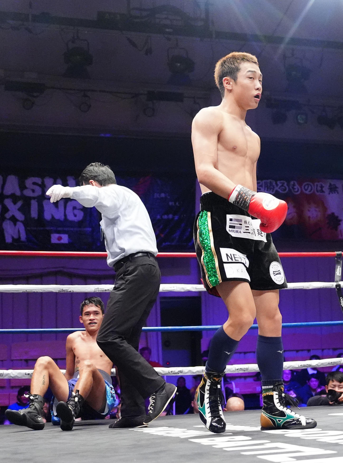 北野武郎対ジェイク・アンパロ　3回、アンパロ（後方左）からダウンを奪った北野（撮影・江口和貴）