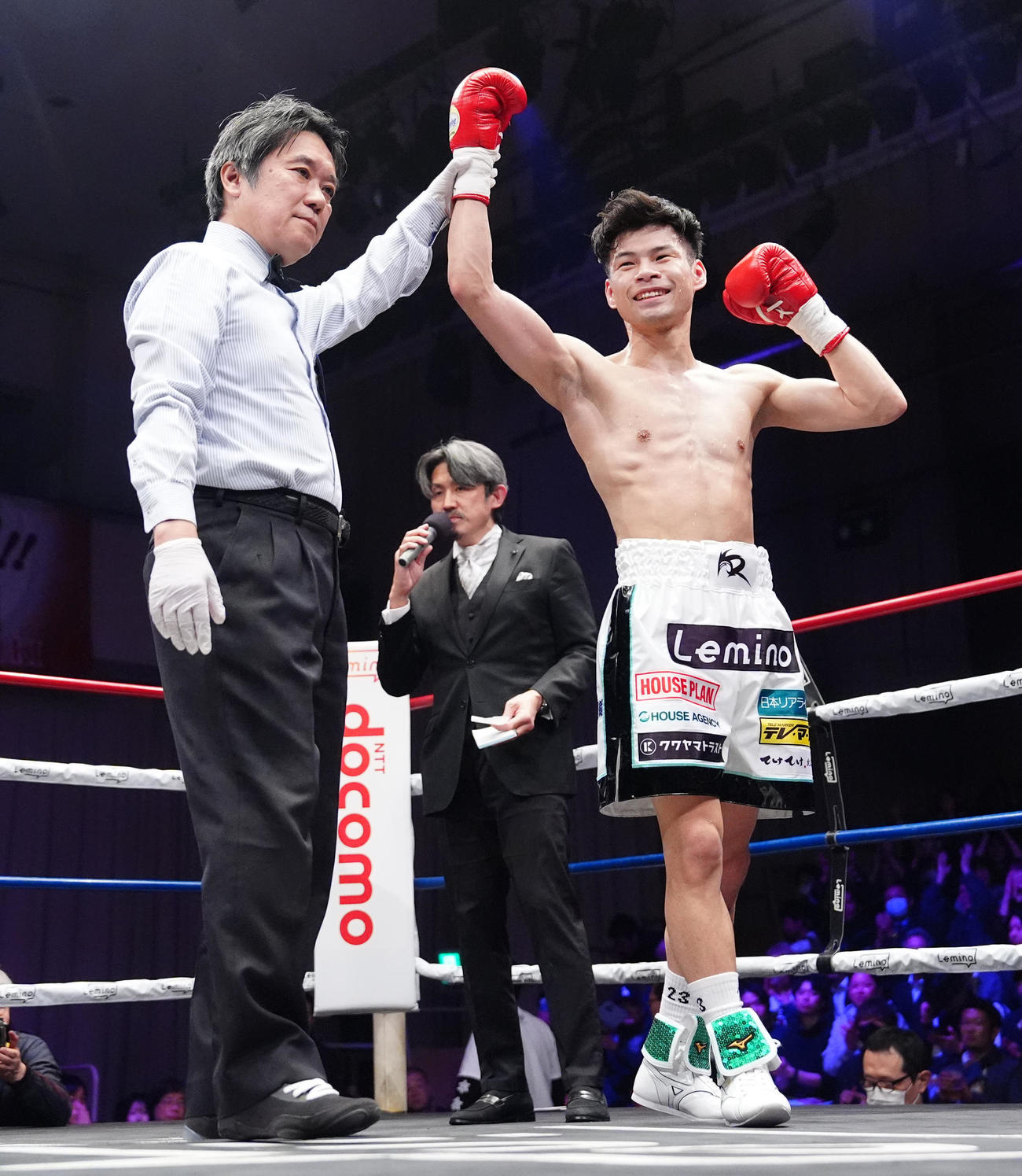 大橋蓮対レイカー・アウグジリオ　アウグジリオに2回TKO勝ちした大橋（右）（撮影・江口和貴）