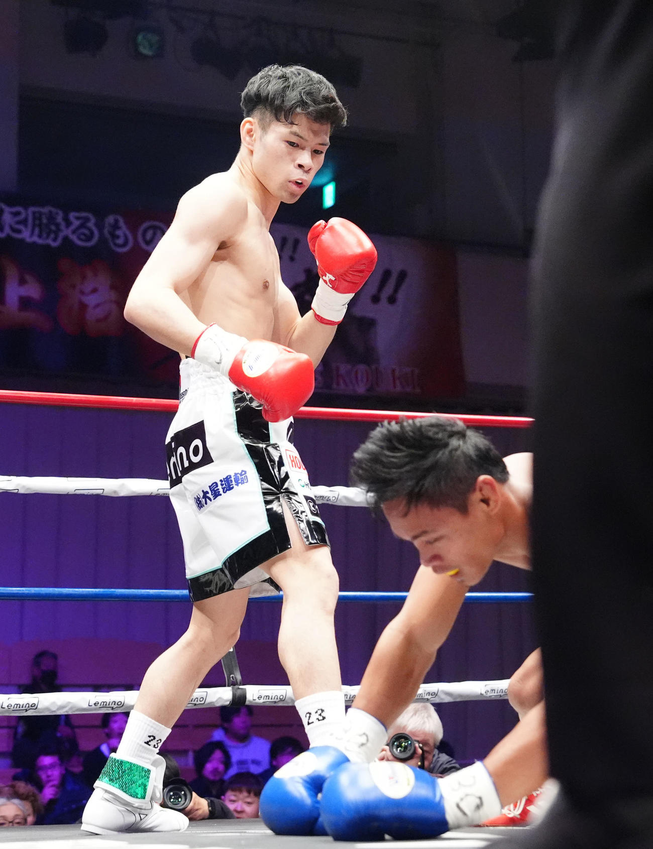 大橋蓮対レイカー・アウグジリオ　1回、アウグジリオからダウンを奪う大橋（撮影・江口和貴）