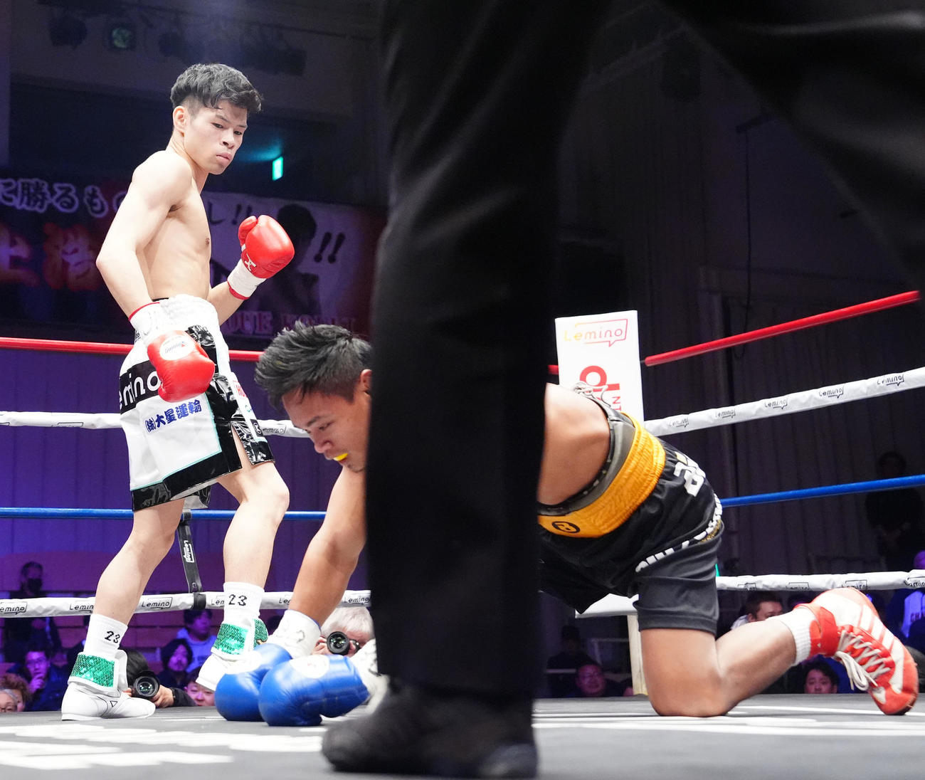 大橋蓮対レイカー・アウグジリオ　1回、アウグジリオ（右）からダウンを奪う大橋（撮影・江口和貴）