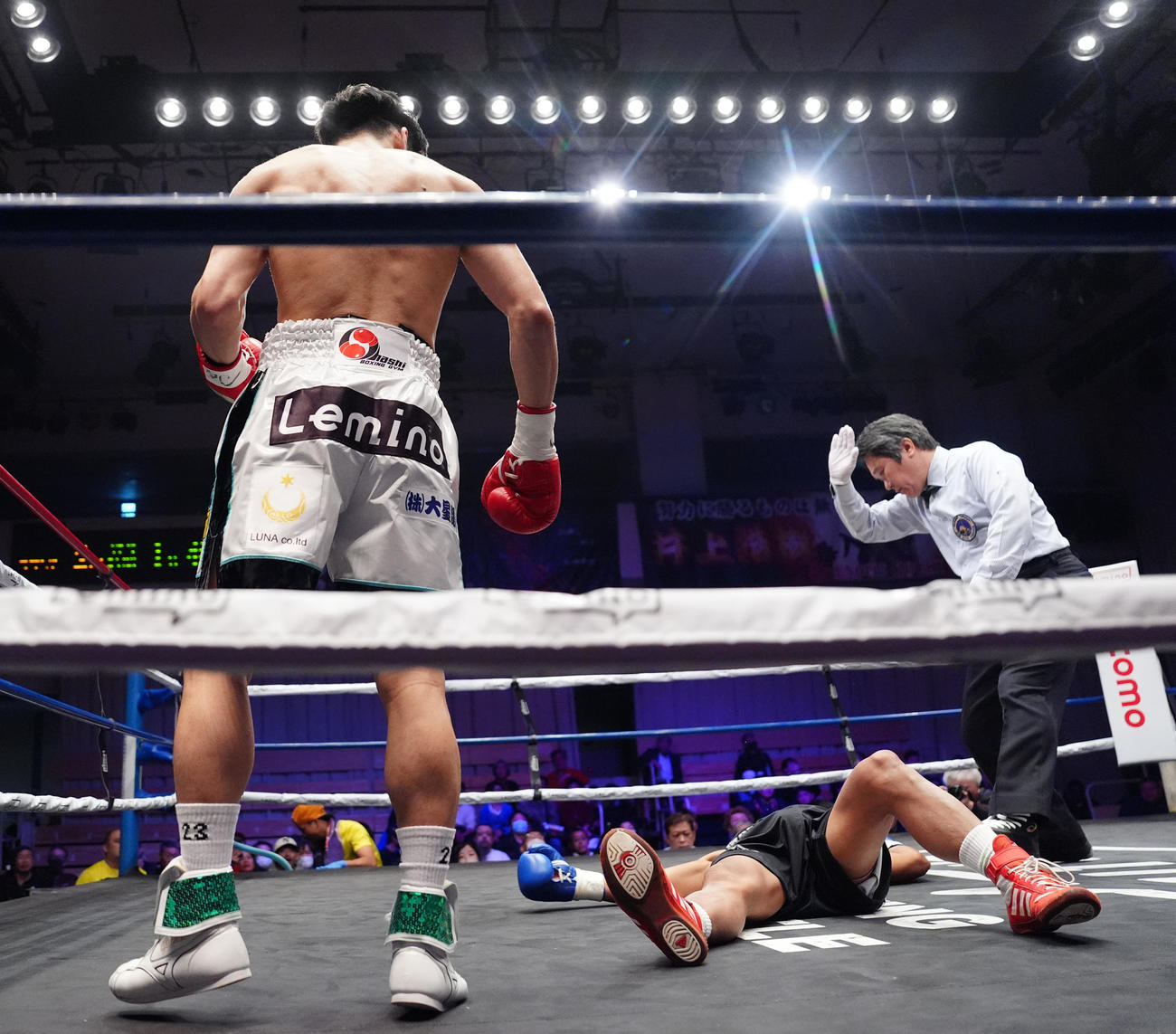 大橋蓮対レイカー・アウグジリオ　2回、アウグジリオ（中央）を倒しTKO勝ちした大橋（撮影・江口和貴）