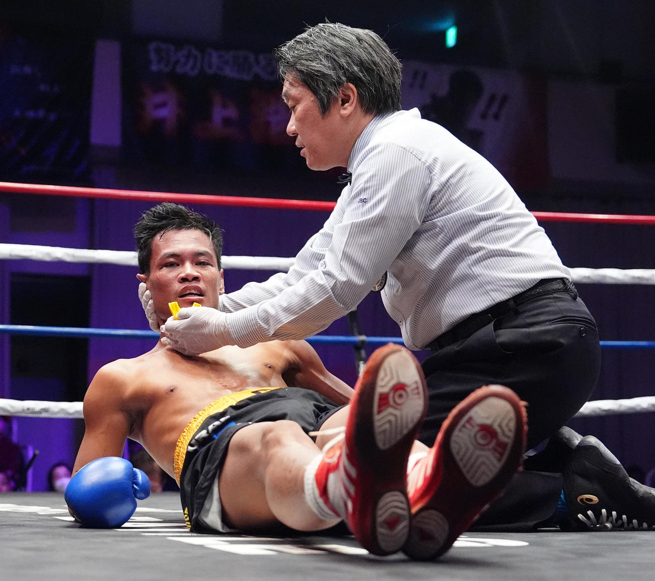 大橋蓮対レイカー・アウグジリオ　大橋に2回TKO負けを喫したアウグジリオ（左）（撮影・江口和貴）