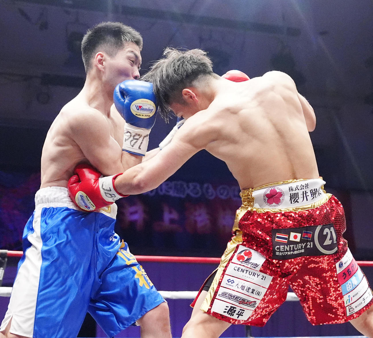 森且貴対諸岡直樹　1回、諸岡（左）のボディーにパンチを決める森（撮影・江口和貴）