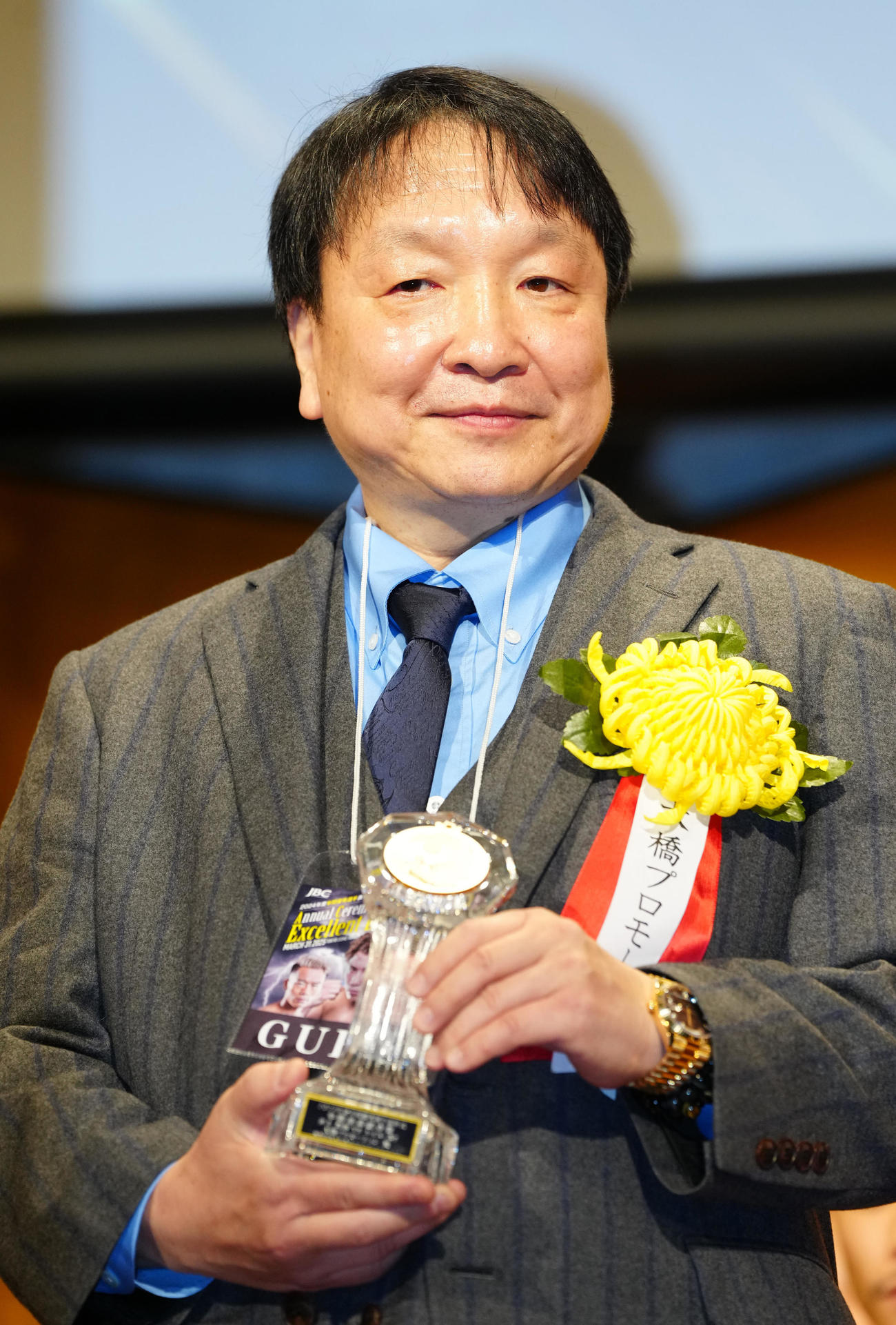 年間表彰式で写真に納まる大橋会長（撮影・江口和貴）