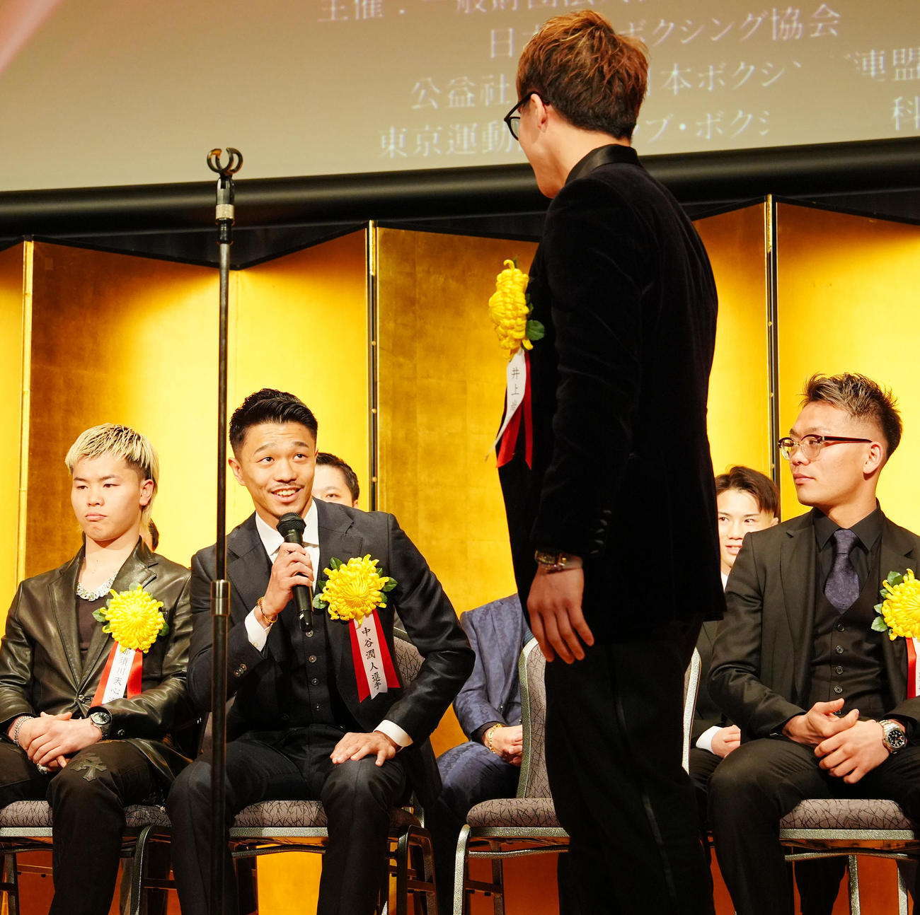 年間表彰式での壇上で、井上尚（中央右）から対戦を呼びかけられ、応じる中谷（同左）。左は那須川、右は堤（撮影・江口和貴）