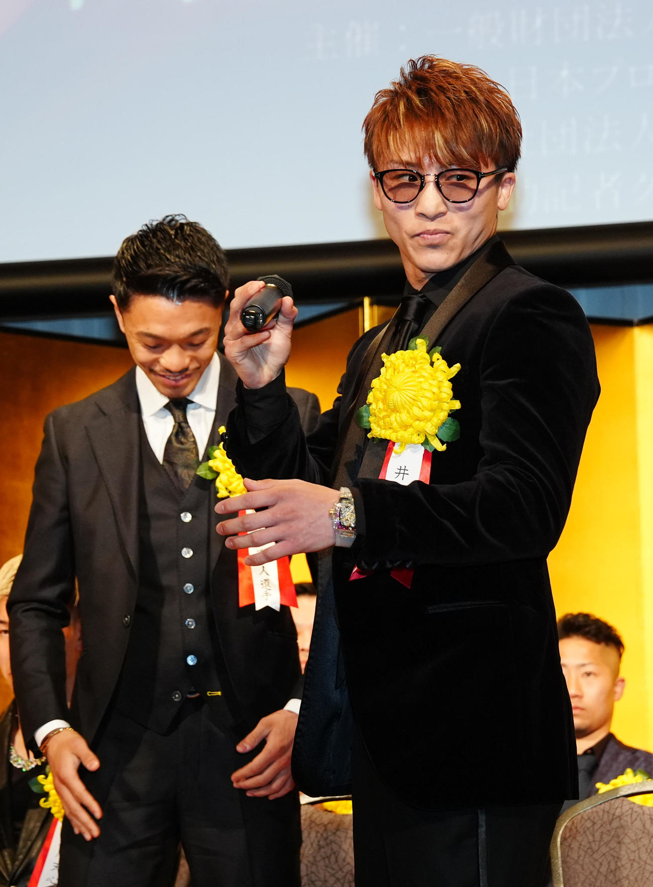 年間表彰式での壇上で、中谷（左）に対戦を呼びかけた井上尚（撮影・江口和貴）