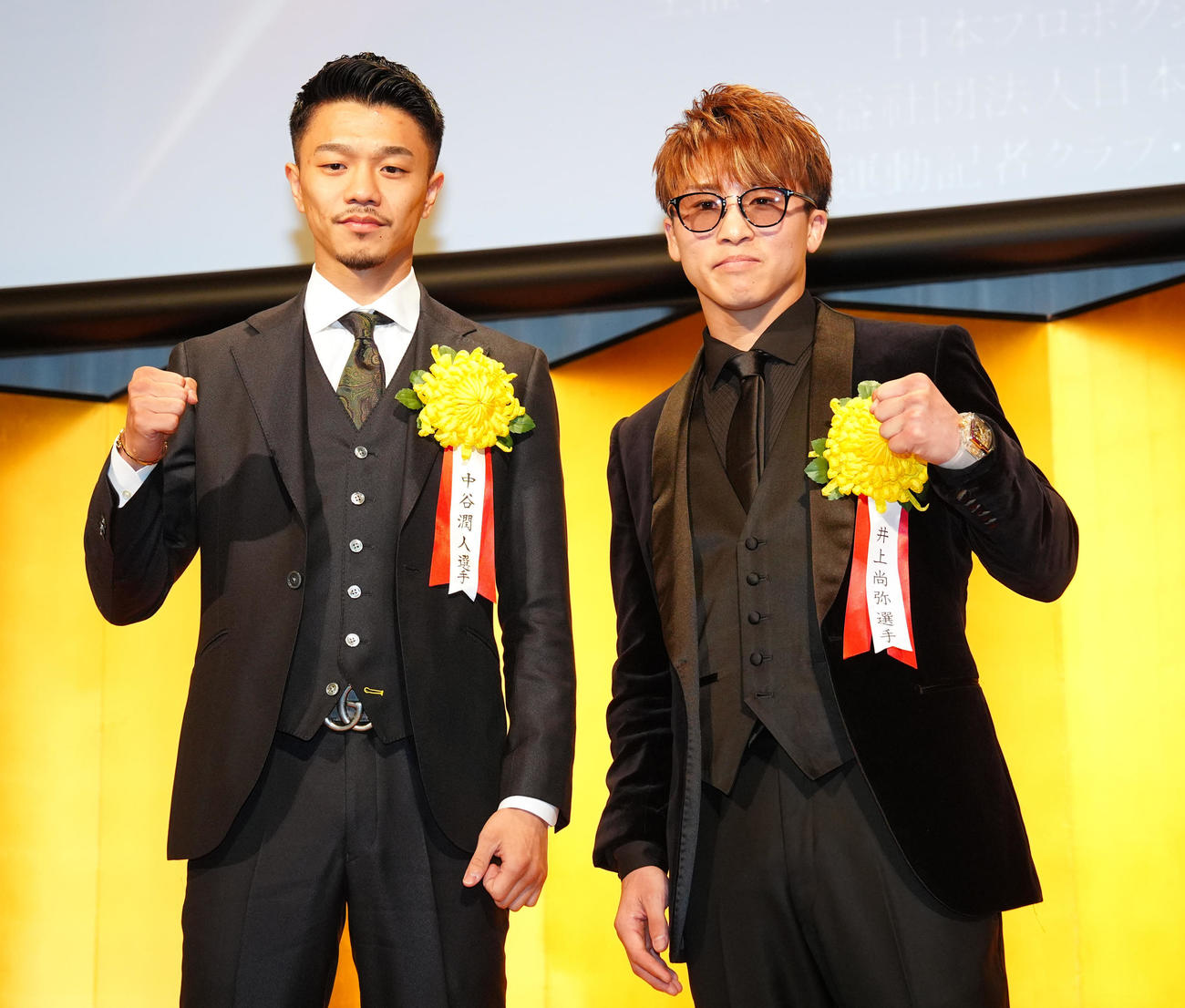 年間表彰式で写真に納まる最優秀選手賞の井上尚弥（右）と技能賞の中谷潤人（撮影・江口和貴）