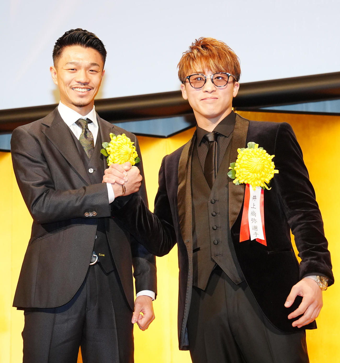 年間表彰式で握手を交わす最優秀選手賞の井上尚弥（右）と技能賞の中谷潤人（撮影・江口和貴）